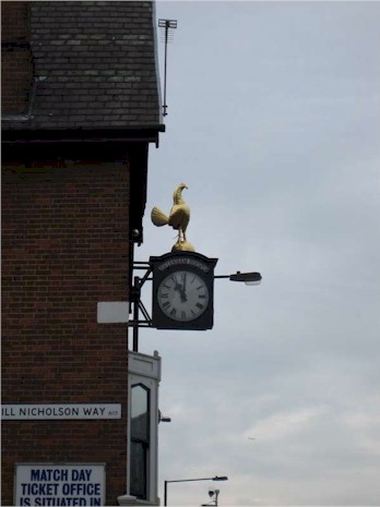 spurs_clock_red_house